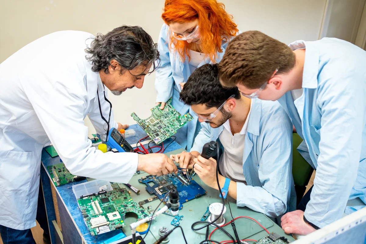 Gruppo di giovani in formazione tecnico-professionale con insegnante